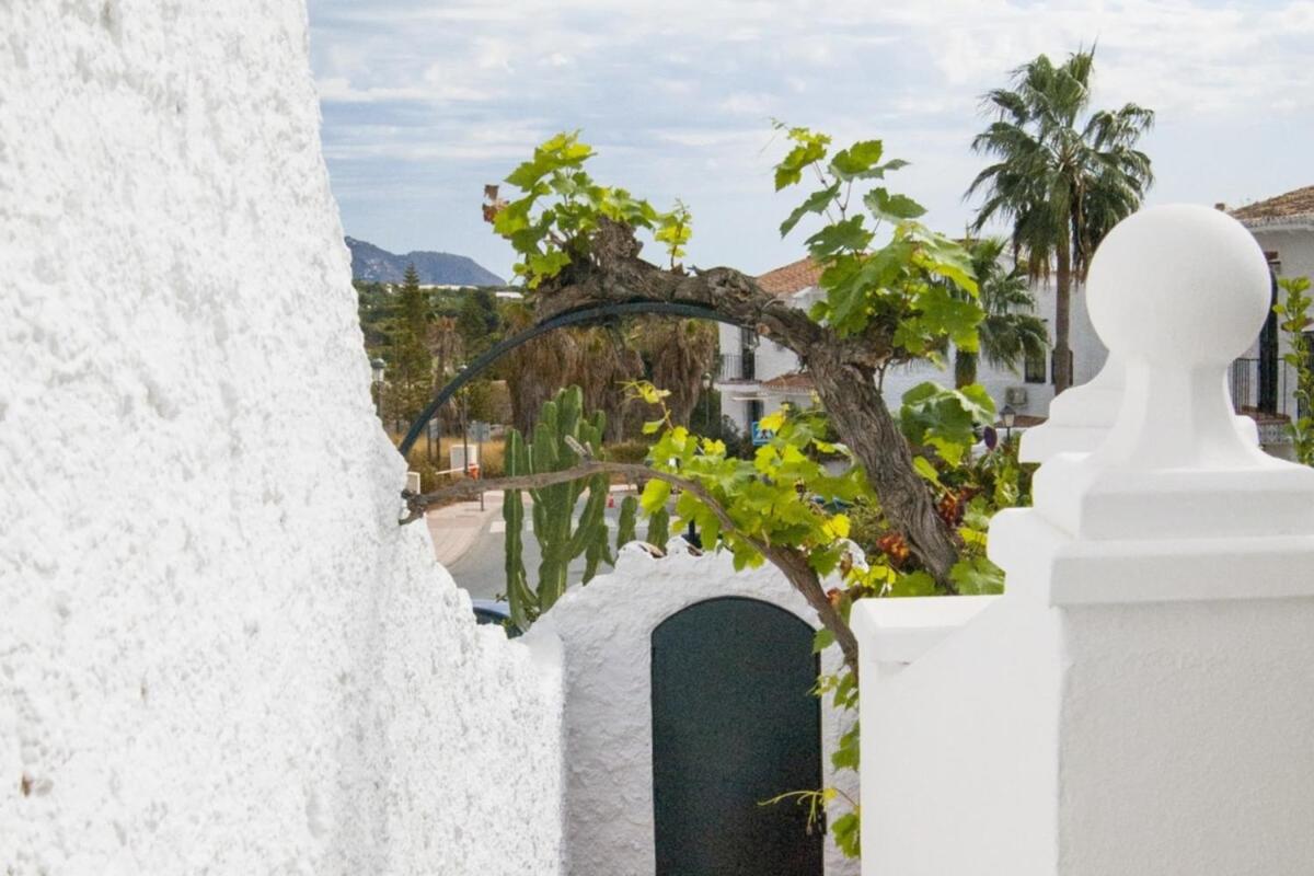 Los Crisantemos Family house with garden and pool - Housity