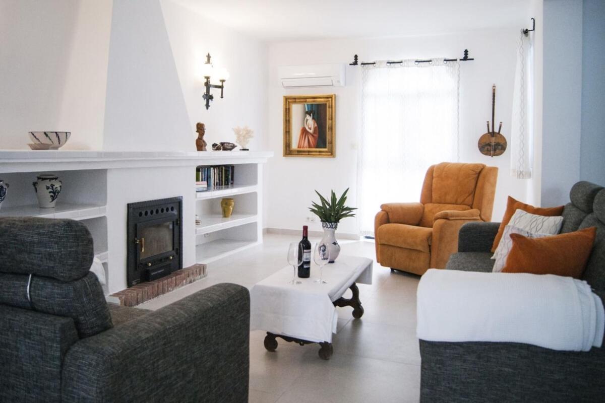 Los Crisantemos Family house with garden and pool - Housity