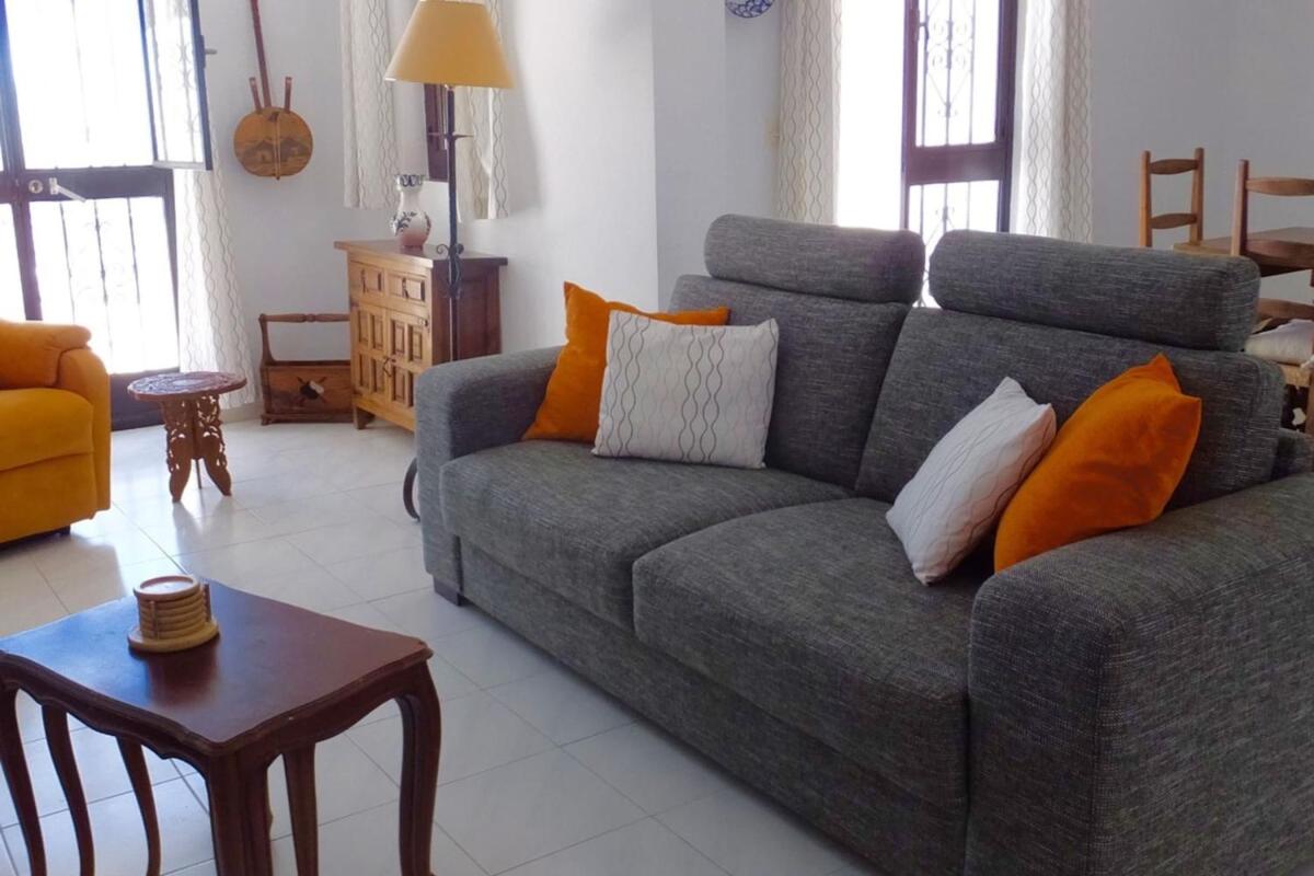 Los Crisantemos Family house with garden and pool - Housity