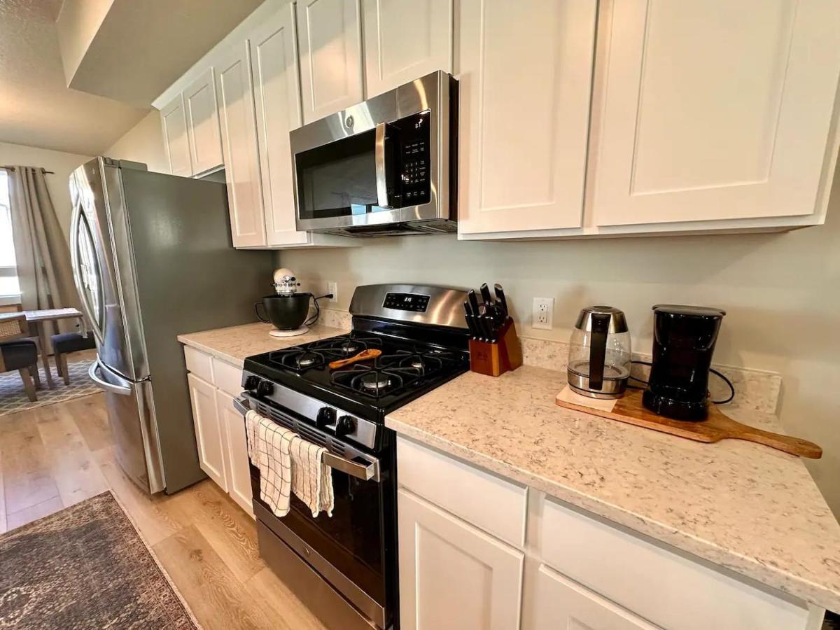Newly Built Chic Utah Valley Gem l Theo by Stay - Housity