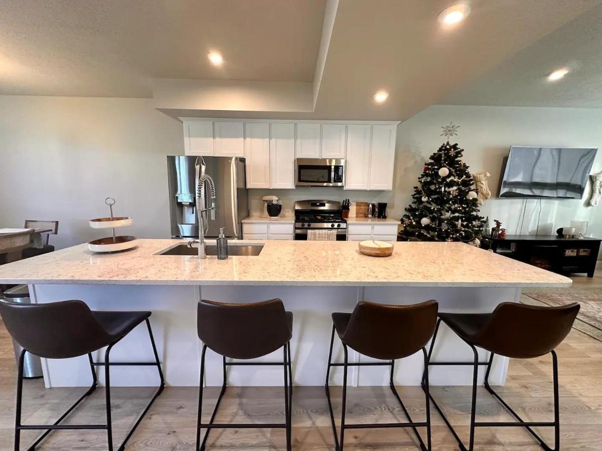 Newly Built Chic Utah Valley Gem l Theo by Stay - Housity