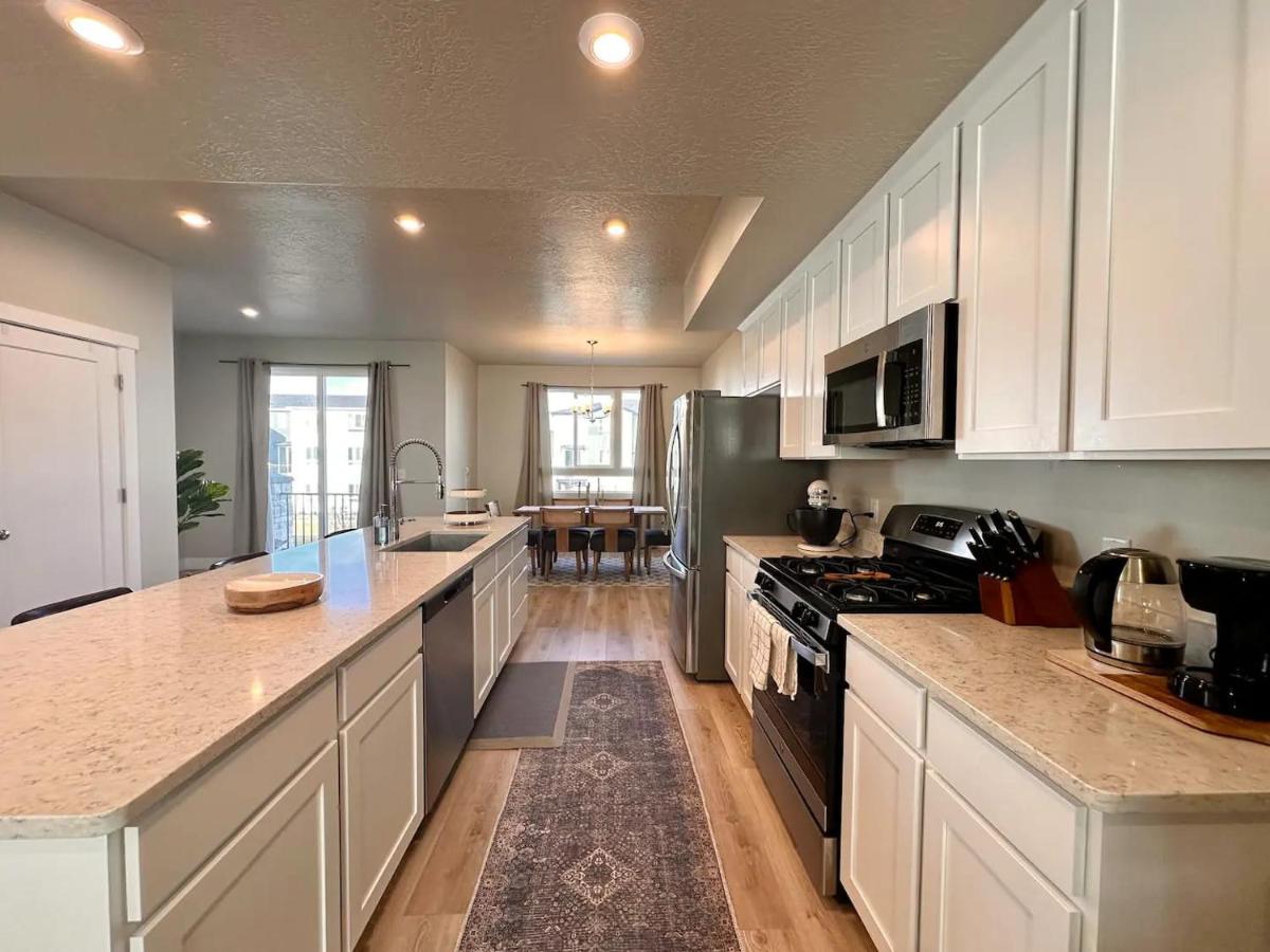 Newly Built Chic Utah Valley Gem l Theo by Stay - Housity