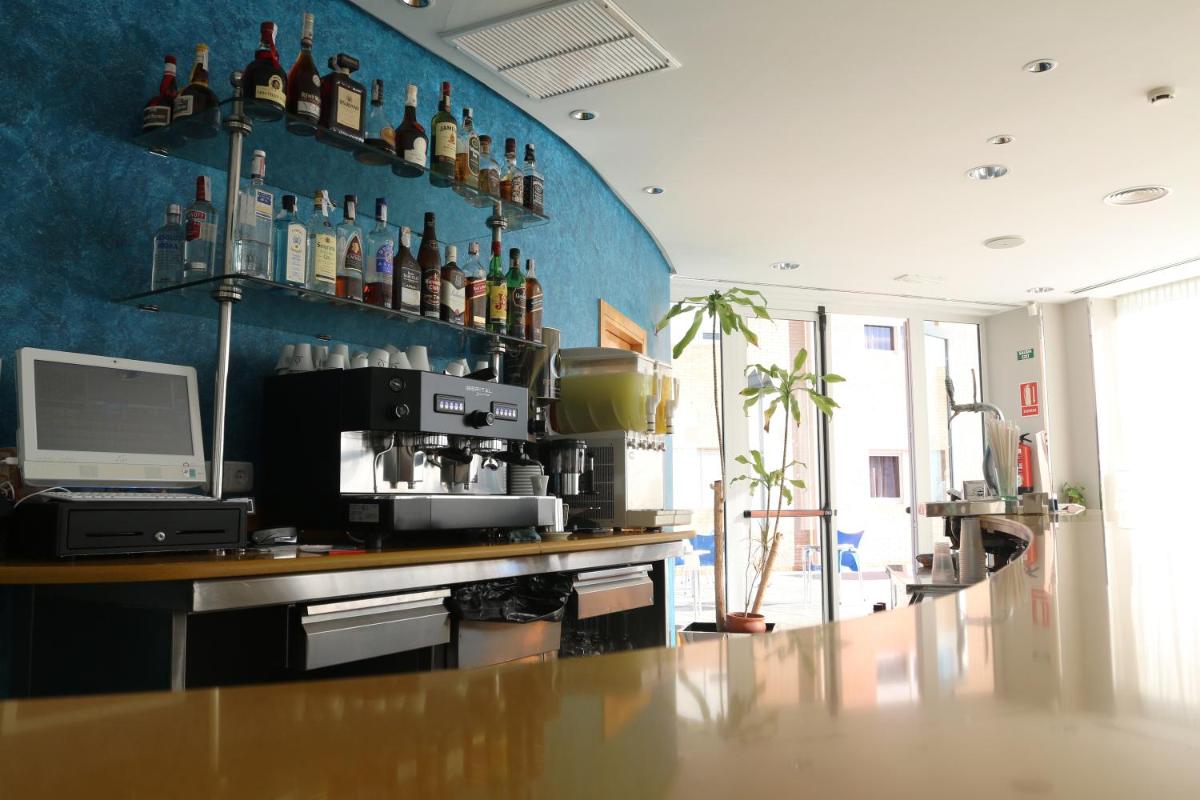 El salón o zona de bar de Hotel Lodomar Spa & Talasoterapia