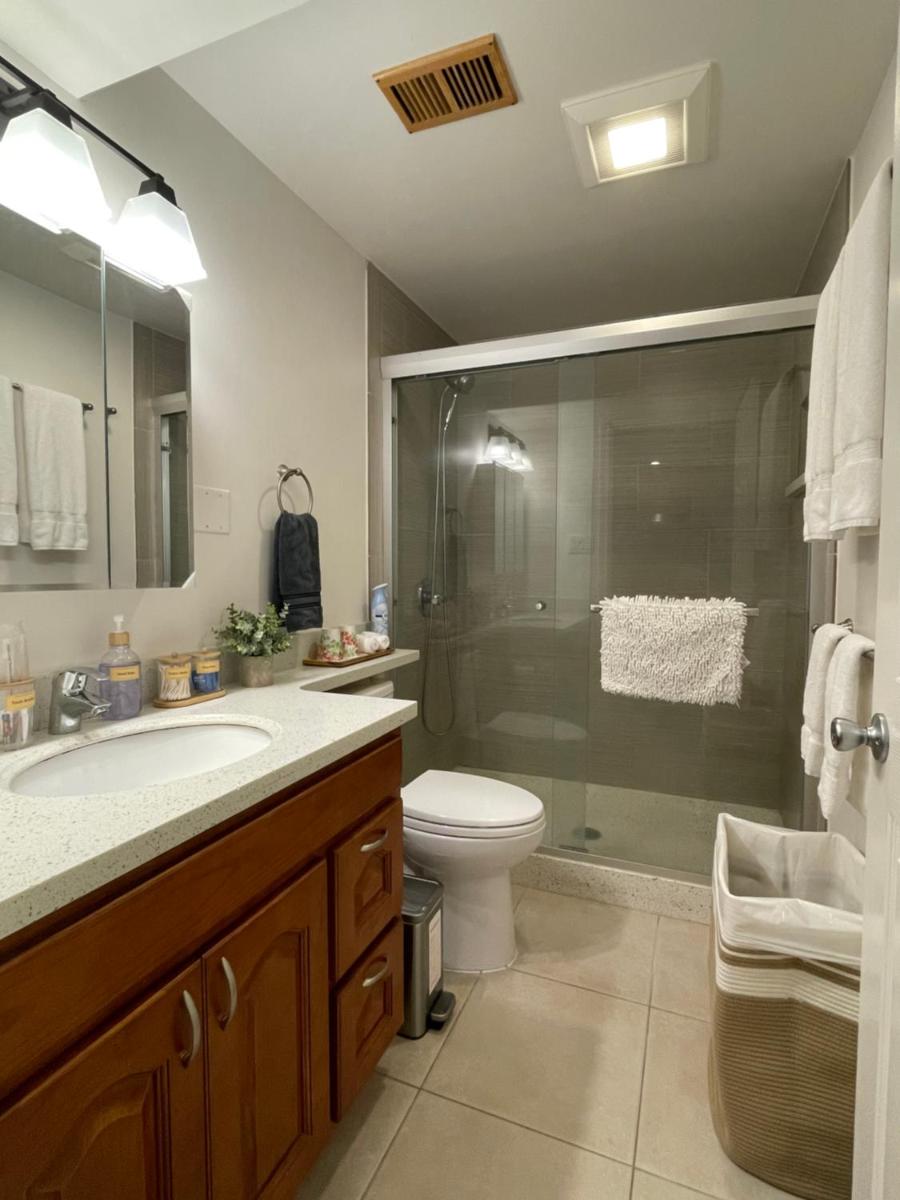 9AM Check-in Coastal Getaway - Luxe Suite near Cliff, Lake & Local Shops - Housity