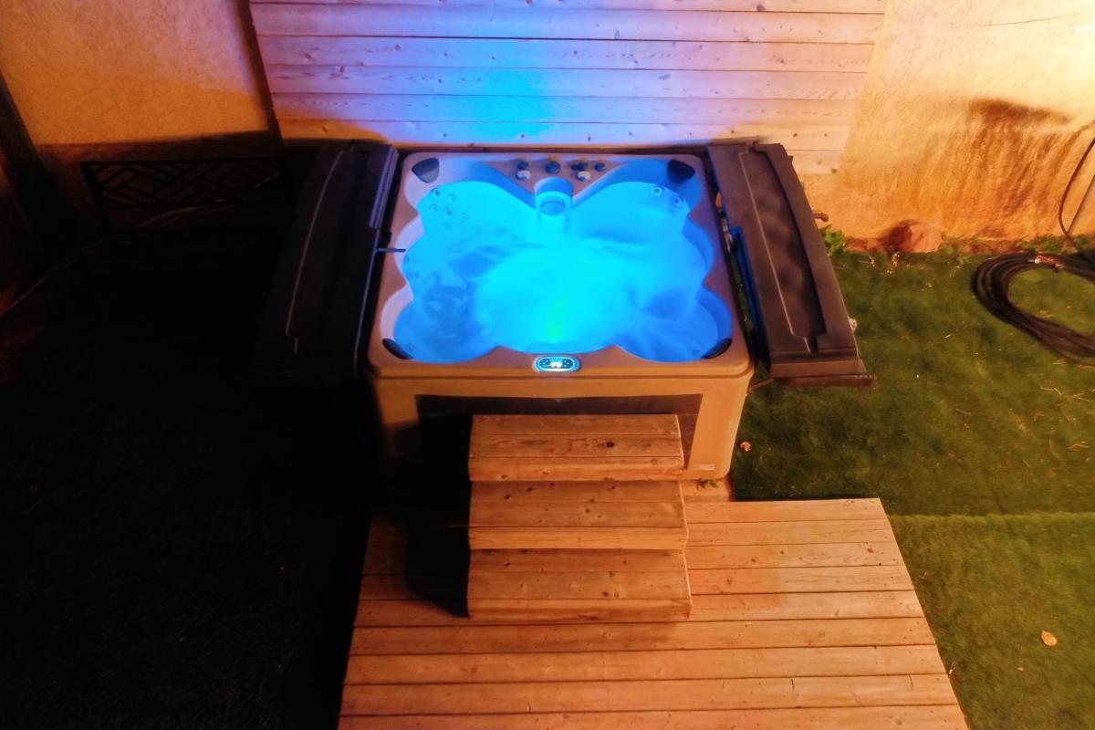 Tiny Home Hot Tub - Housity