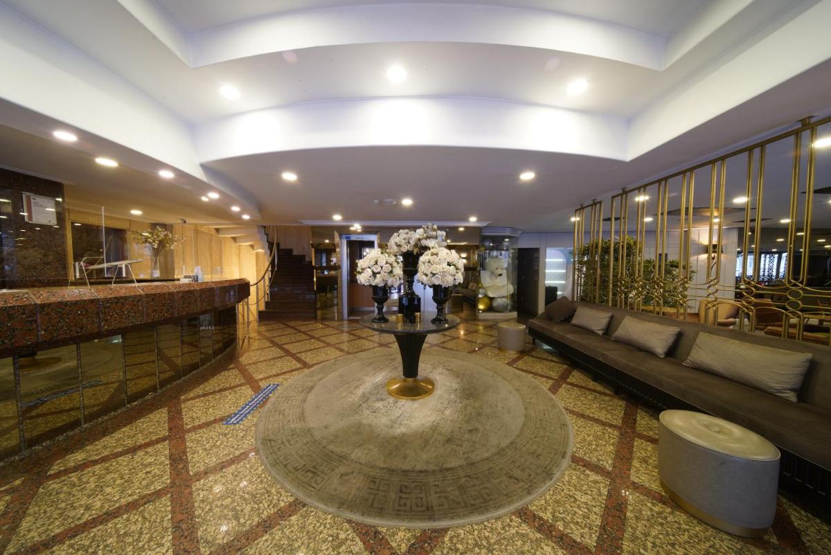 All Seasons Hotel - Housity