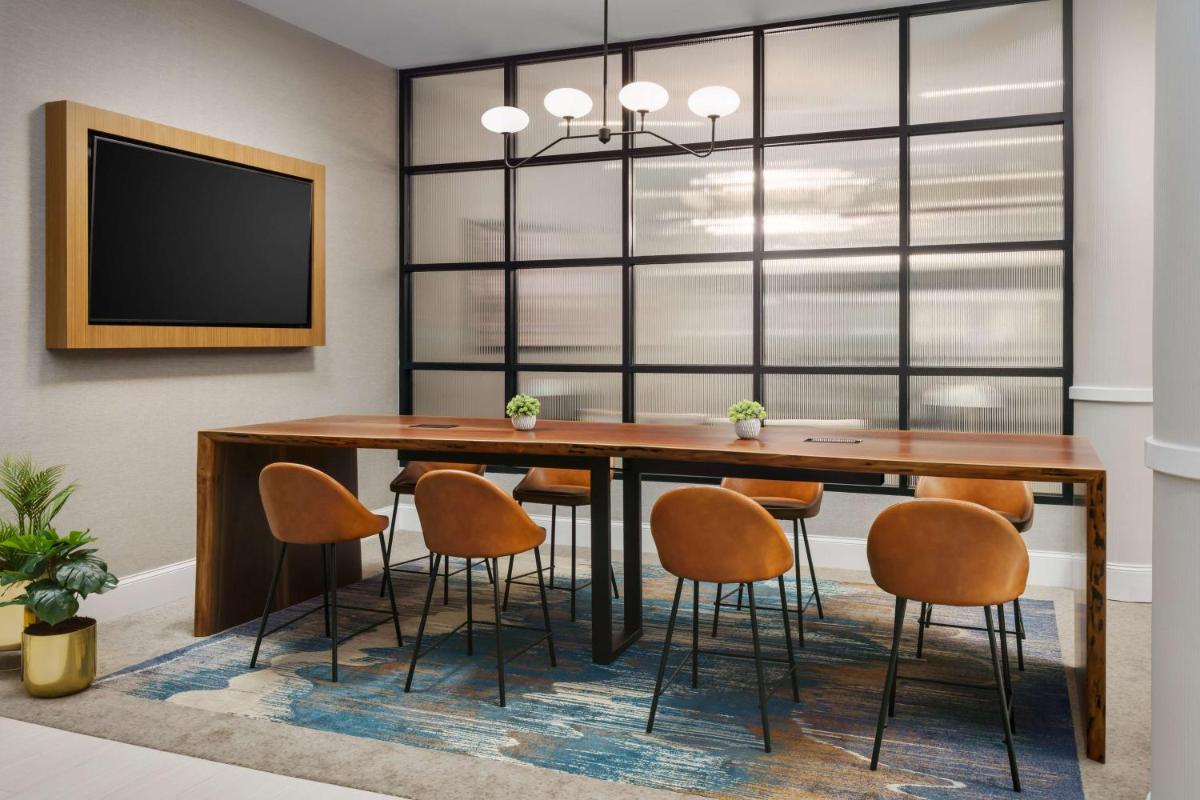 DoubleTree by Hilton Charlotte City Center - Housity