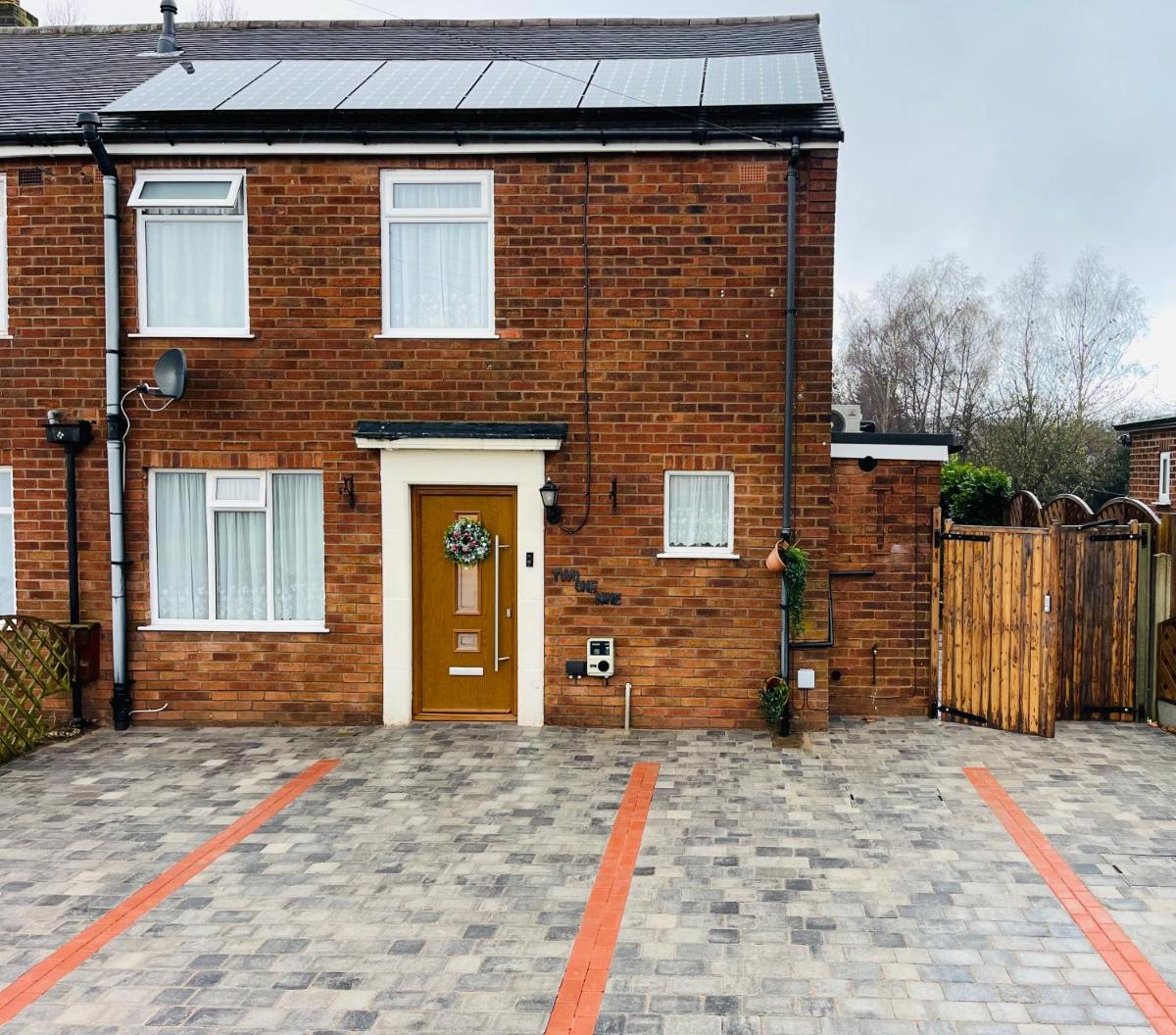 Cannock Chase Guest House - Modern Super Spacious Renovated home for 6 guests - Housity