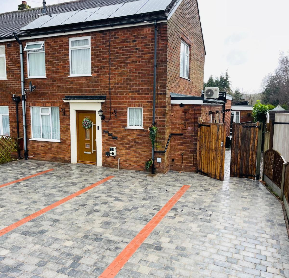 Cannock Chase Guest House - Modern Super Spacious Renovated home for 6 guests - Housity