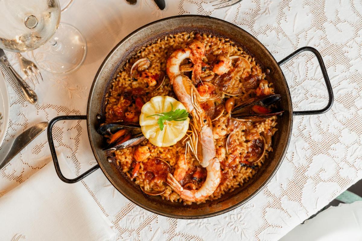 Comida en o cerca de este hotel