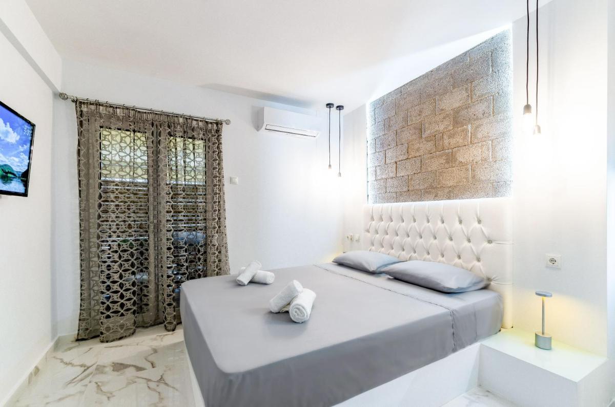 Lux studio 12 with yard in the heart of Athens - Housity