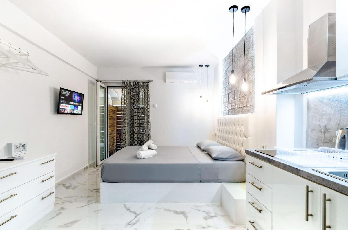 Lux studio 12 with yard in the heart of Athens - Housity