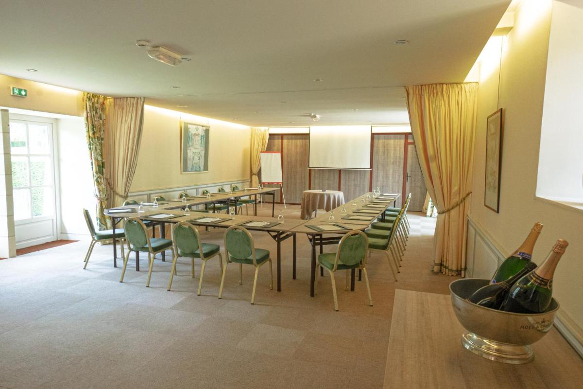 une salle à manger avec une longue table et des chaises dans l'établissement Château De Noirieux, à Briollay 116 autres photos