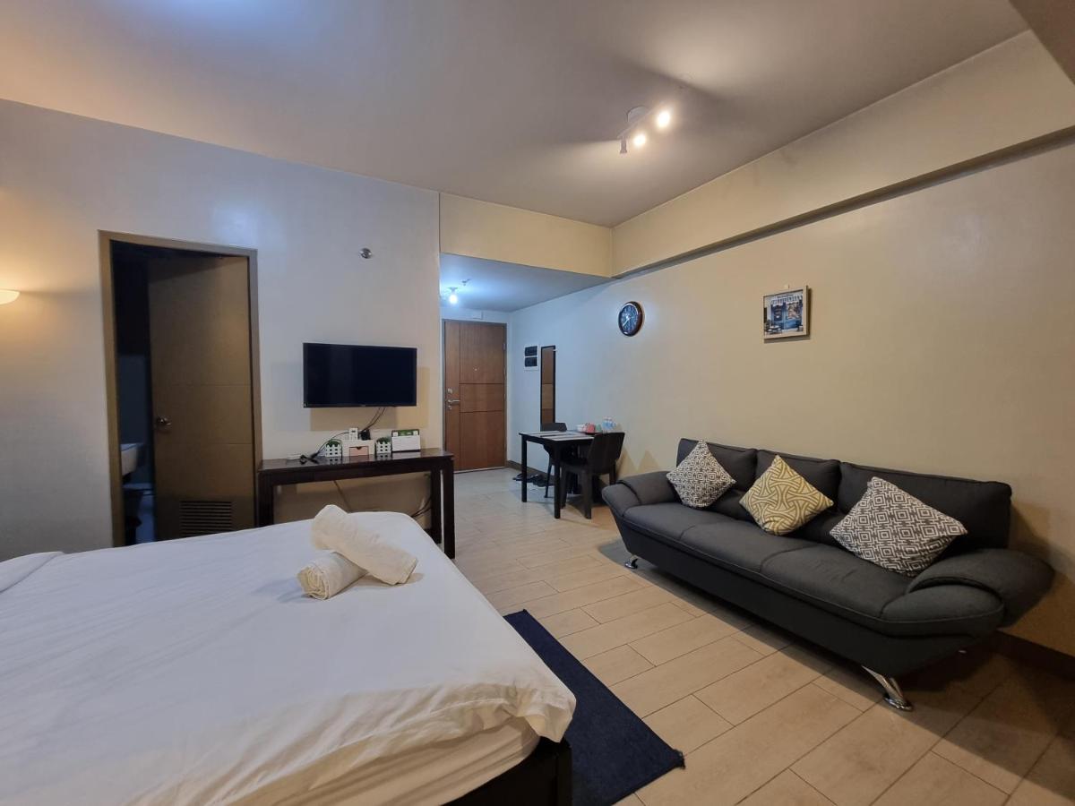 Palm Tree Condos near MNL Airport Terminal 3 by ELR - Housity