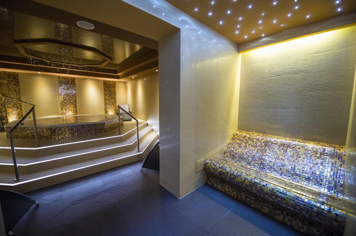 Hotel Ostaniec - Housity