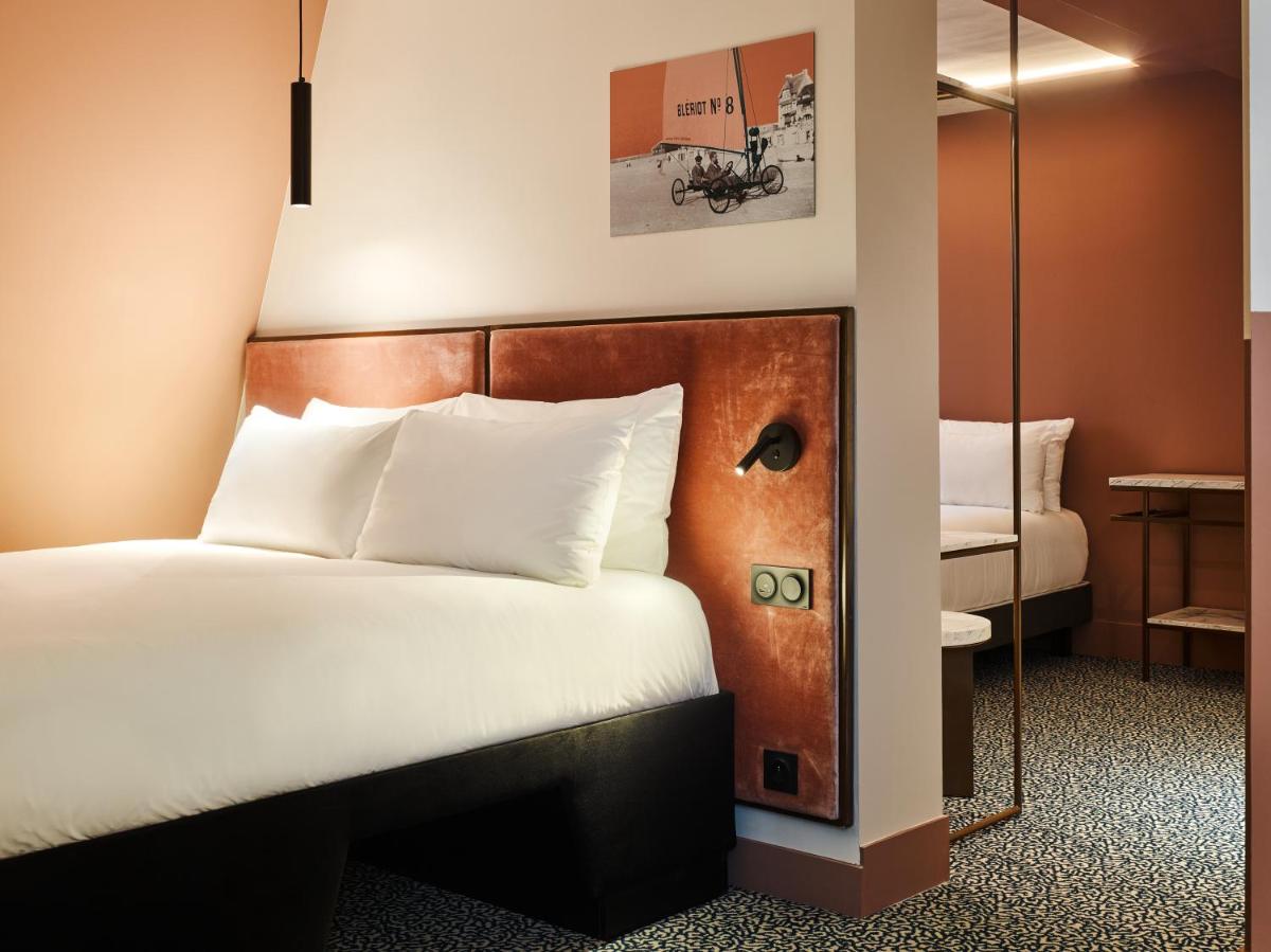 une chambre d'hôtel avec un lit et un miroir dans l'établissement TRIBE Hôtel Le Touquet, à Le Touquet-Paris-Plage 24 autres photos