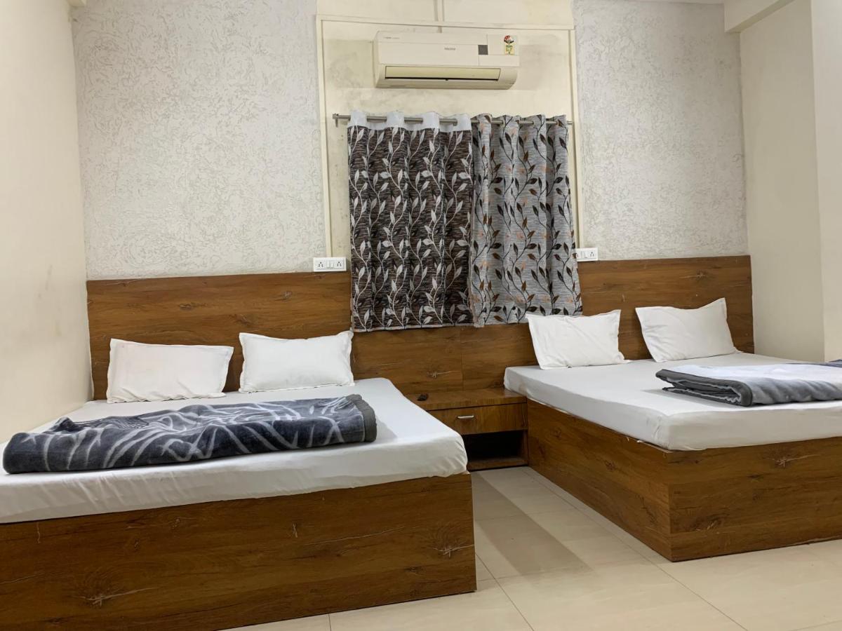 Hotel Crown - Housity