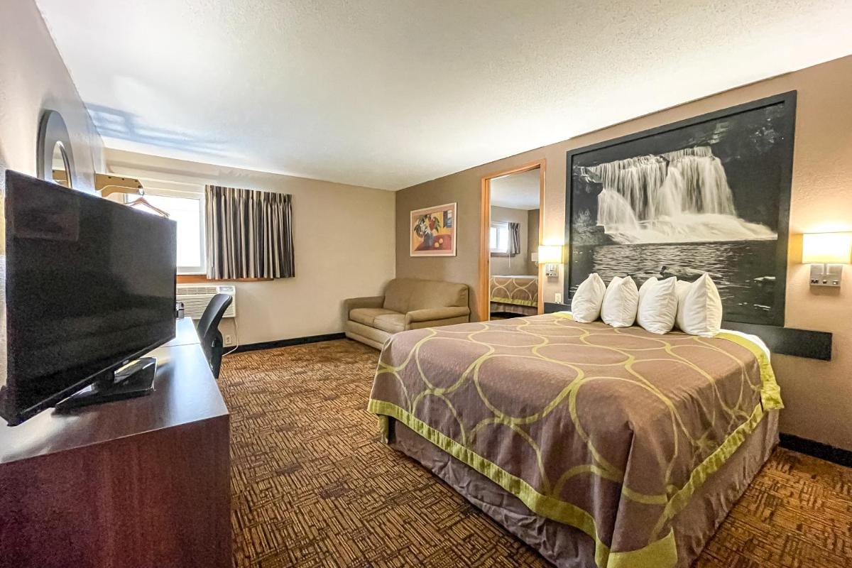 Super 8 by Wyndham Indianapolis Emerson - Housity
