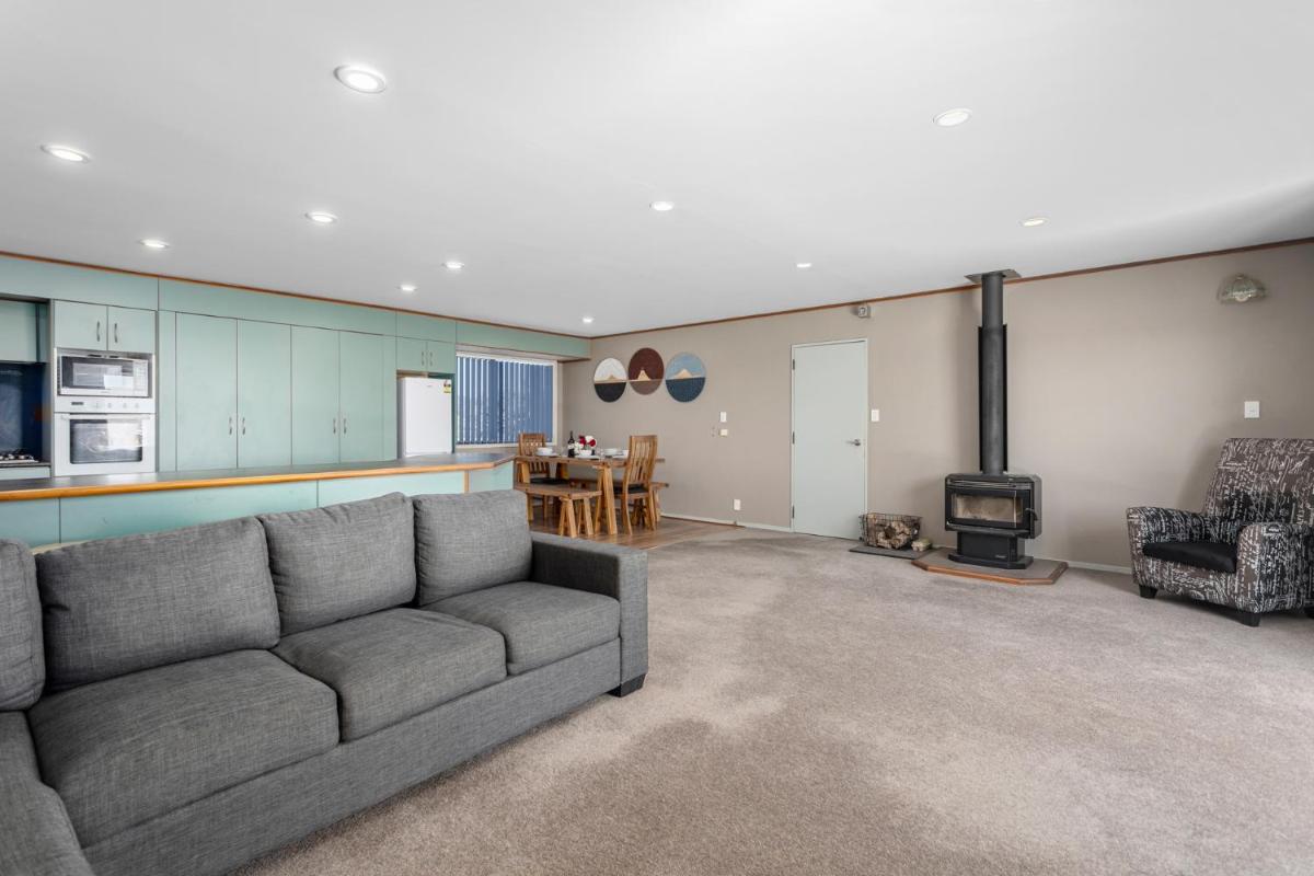 Heavenly on Riverside - Whakatāne Holiday Home - Housity
