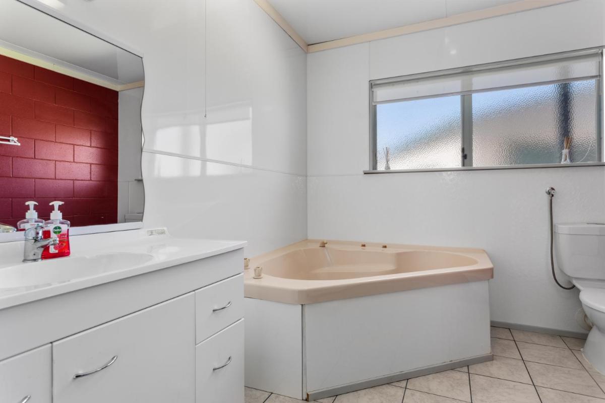 Heavenly on Riverside - Whakatāne Holiday Home - Housity