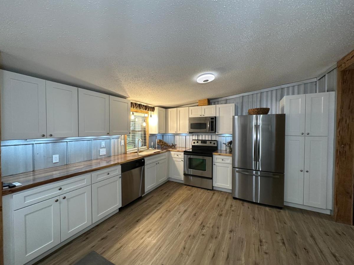 Waterfront Canal in Satsuma Florida - Housity