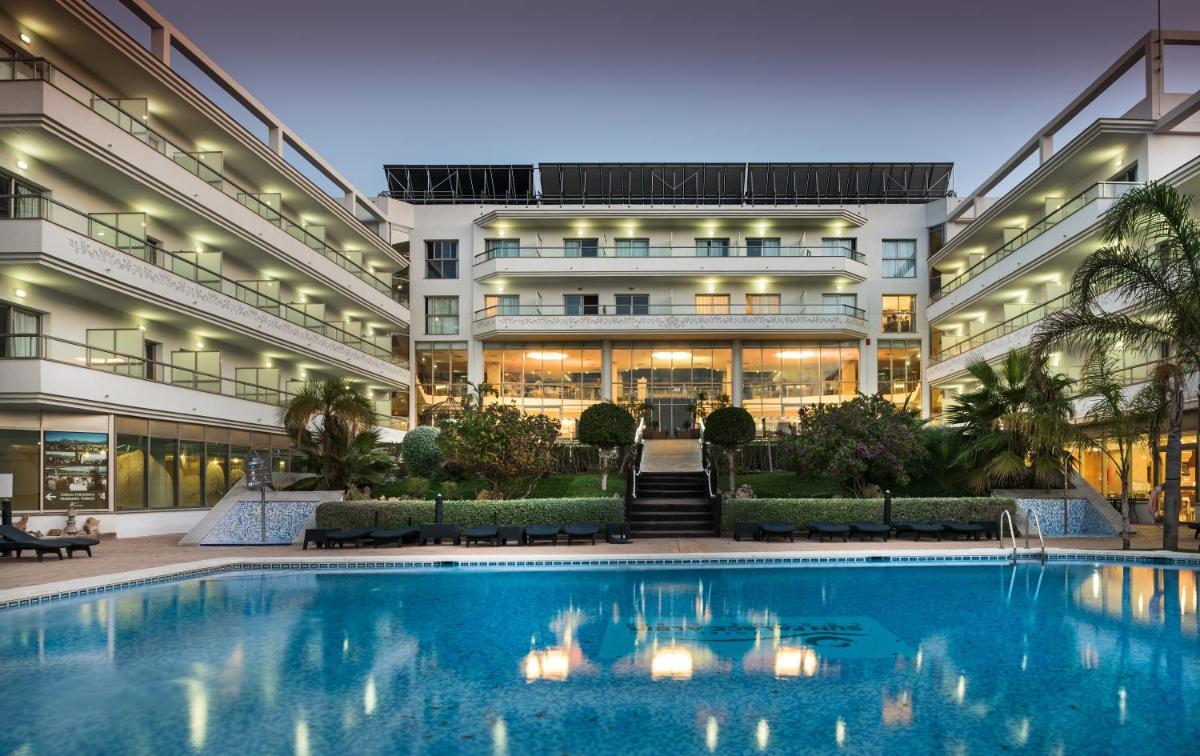 un hotel con piscina frente a un edificio en Hotel Sun Palace Albir & Spa, en Albir
