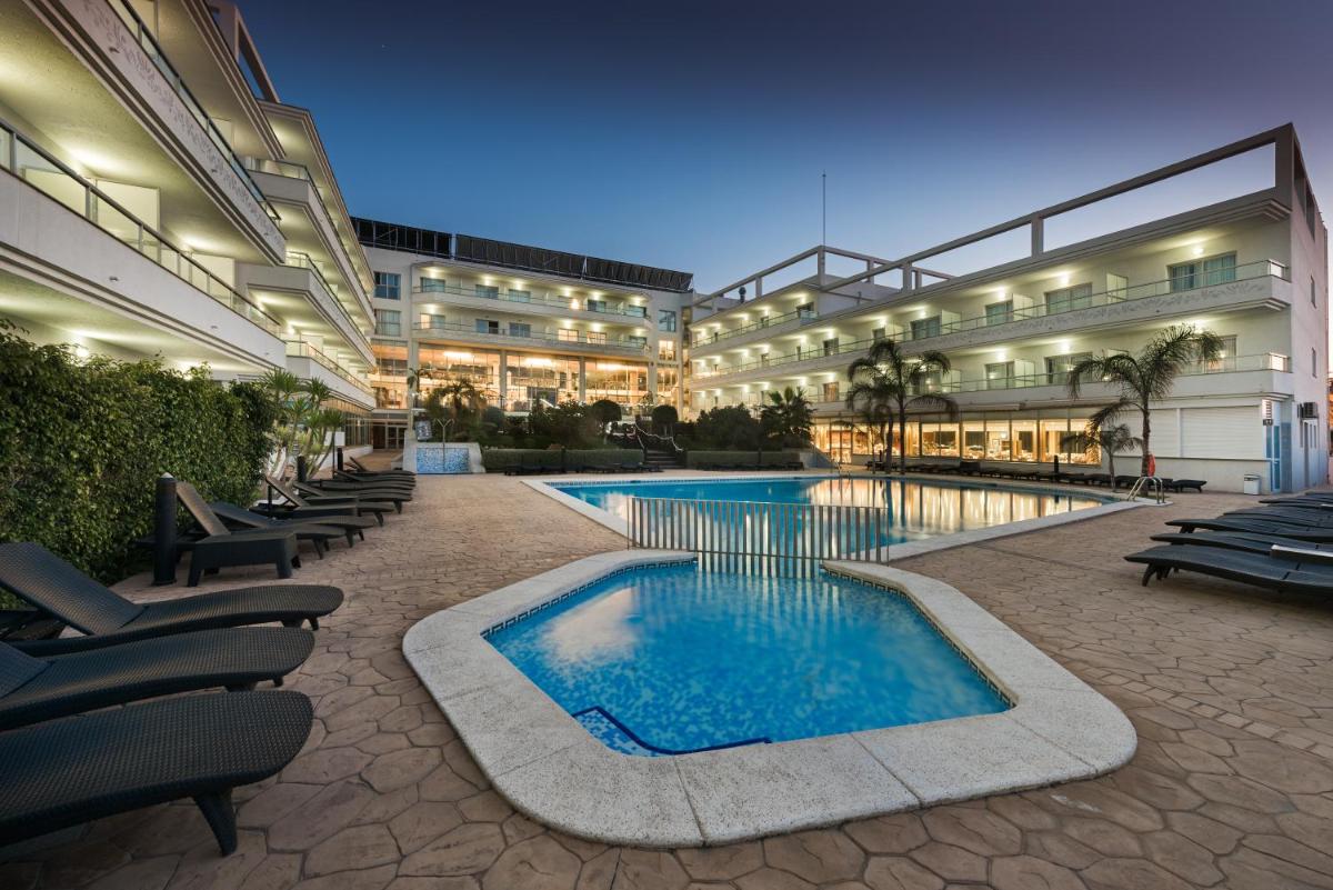 Un gran edificio con una piscina en frente. en Hotel Sun Palace Albir & Spa, en Albir