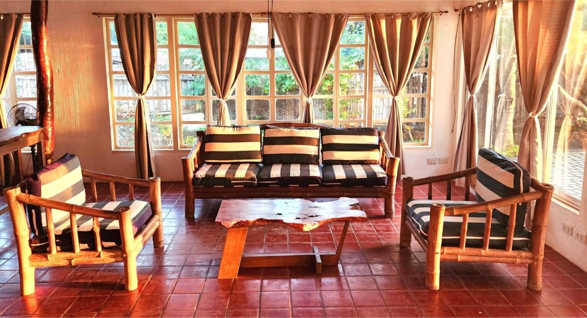 White House, Batangas - Housity