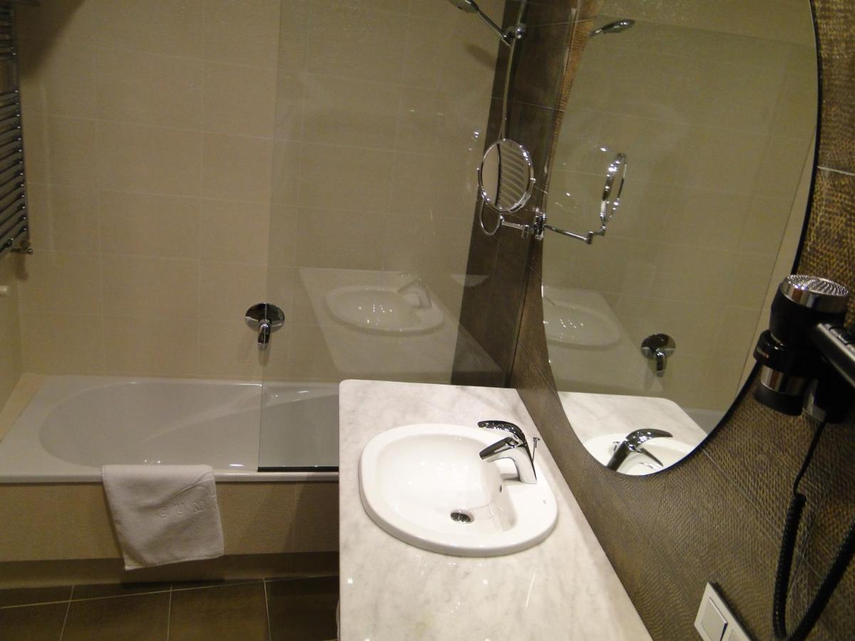 Un baño de Cumbria Spa Hotel 3* Sup