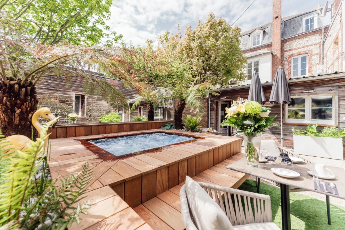 Piscine de l'établissement La villa 10 HÔTEL SPA ou située à proximité