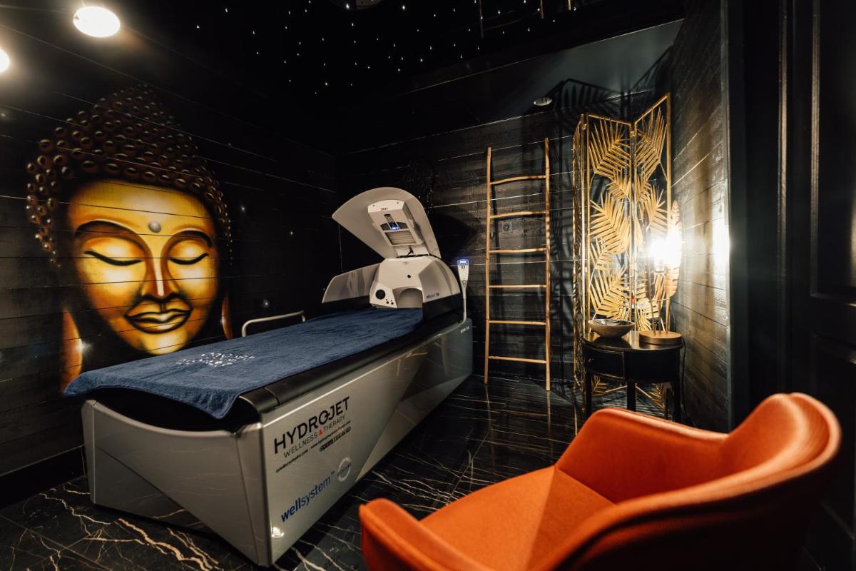 Cette chambre dispose d'un lit et d'une grande tête sur le mur. dans l'établissement La villa 10 HÔTEL SPA, à Étretat