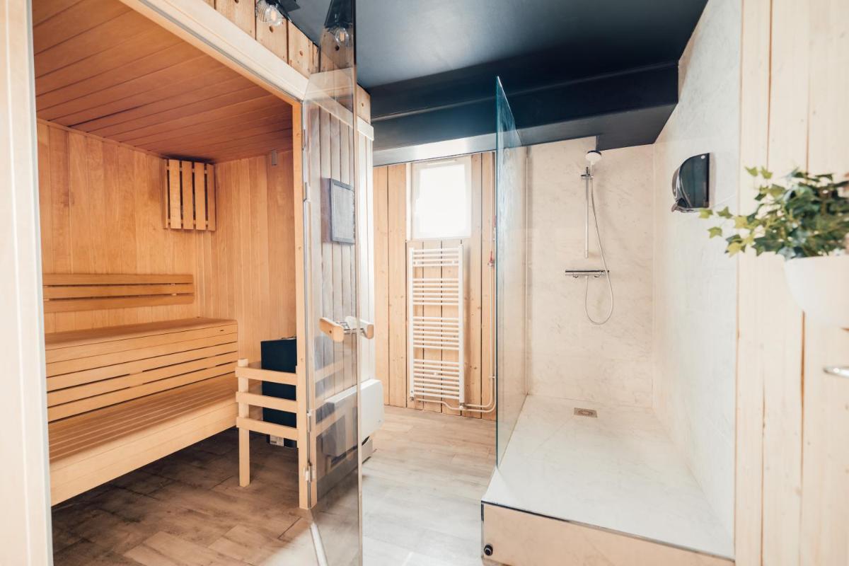 La salle de bains est pourvue d'une douche à l'italienne. dans l'établissement La villa 10 HÔTEL SPA, à Étretat