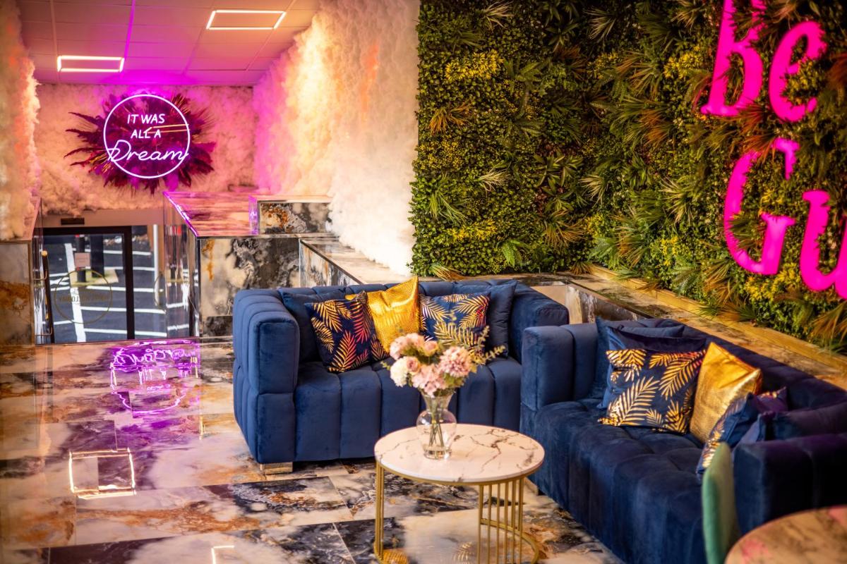 Hotel Holloway - Housity
