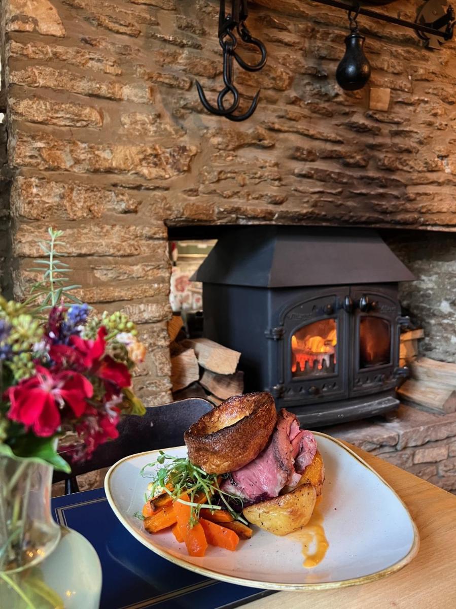 Cat and Custard Pot Inn - Housity