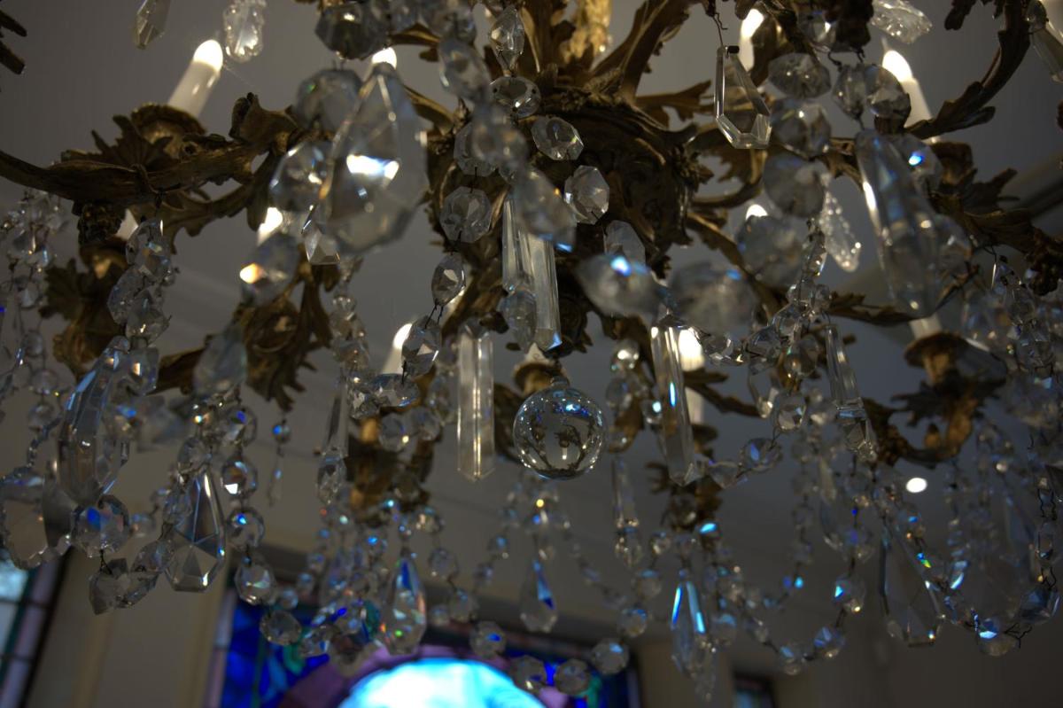 un lustre avec des cristaux suspendus au plafond dans l'établissement Hôtel La Villa Eugene, à Épernay 37 autres photos