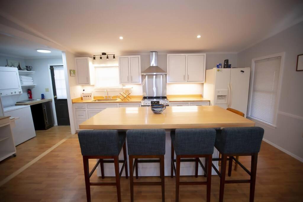 Pet Friendly Renovated House - Quiet area, walk to Downtown - Housity