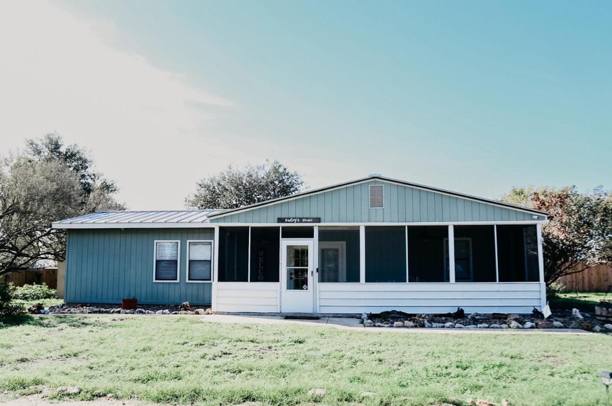 Suitetrails - Hadley's House - A Country 3 Bdrm with Screened-In Porch