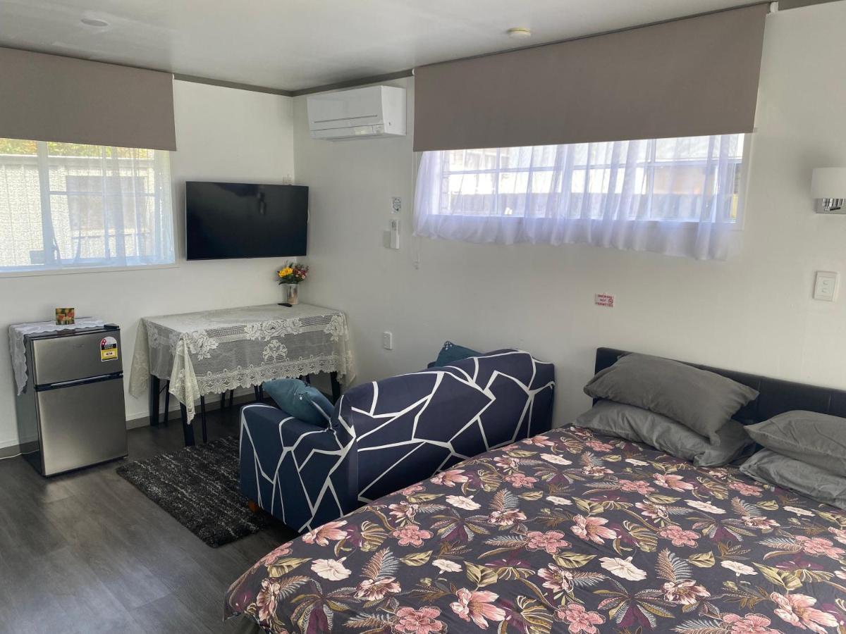 Suitetrails - Self Contained En-Suite Private Bathroom, Private Entrance, Close to Shops & Hospital Homestay