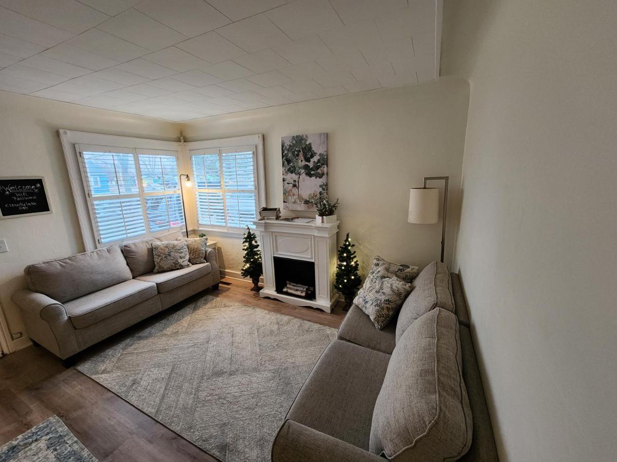 Cozy Neutral Farmhouse, Coffee provided, Relaxation optional - Housity