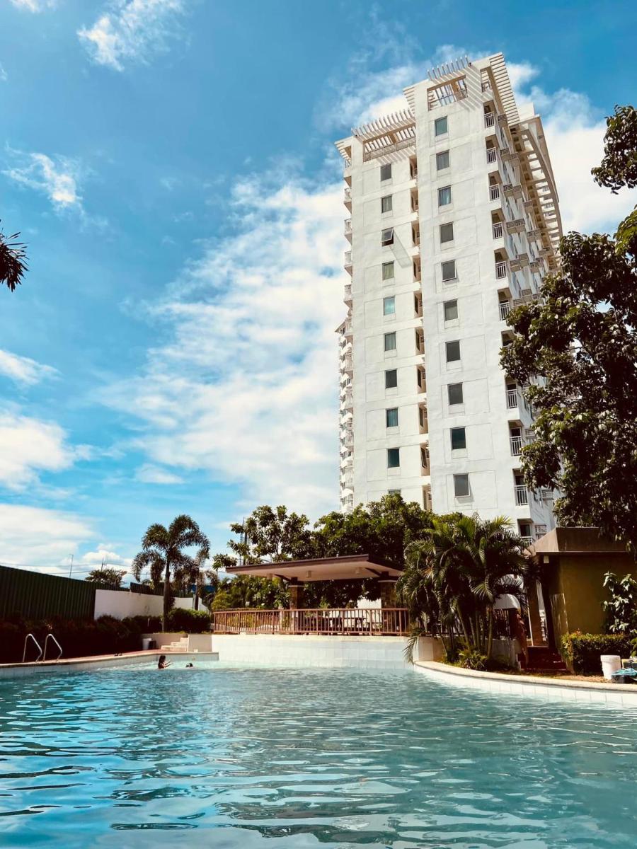 Alabang Condo with Pool and sky lounge - Housity