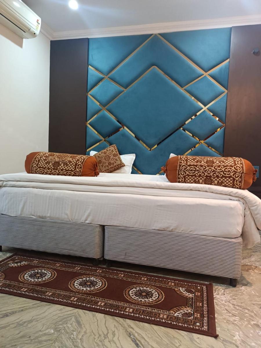 Hotel Taj Darbar - Housity