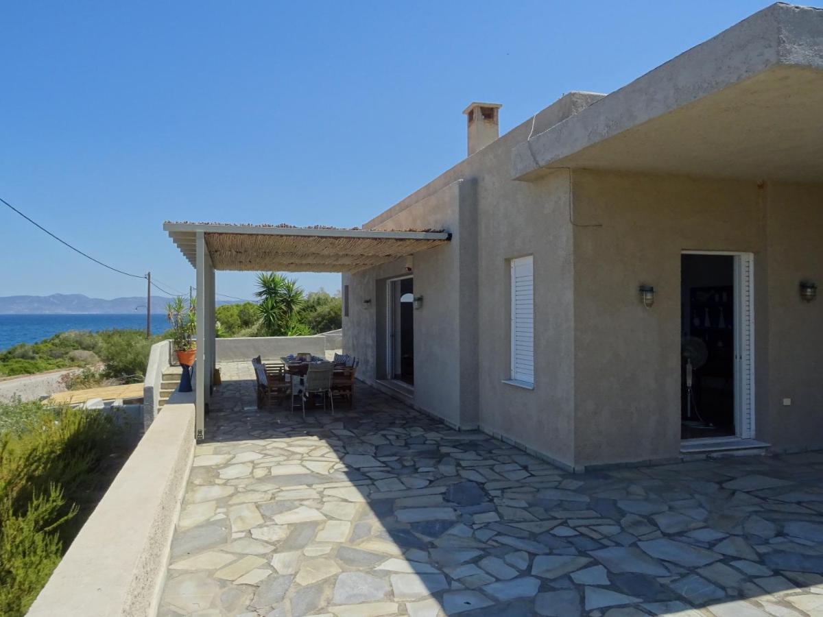 Seafront Summer House, Sunny Family Resort, Huge Veranda - Housity