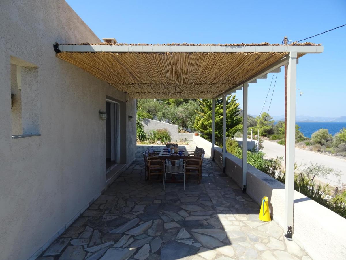 Seafront Summer House, Sunny Family Resort, Huge Veranda - Housity