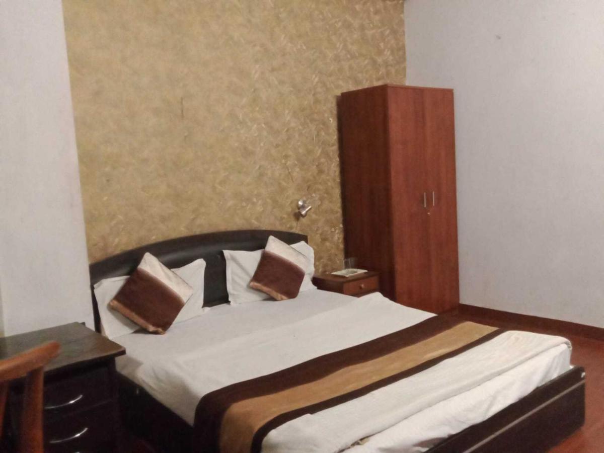 Suitetrails - OYO Home The Wood Inn Near Gautam Buddha Park