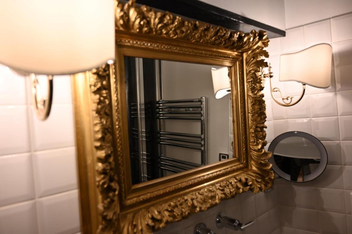 Salle de bains dans l'établissement Hôtel La Villa Eugene