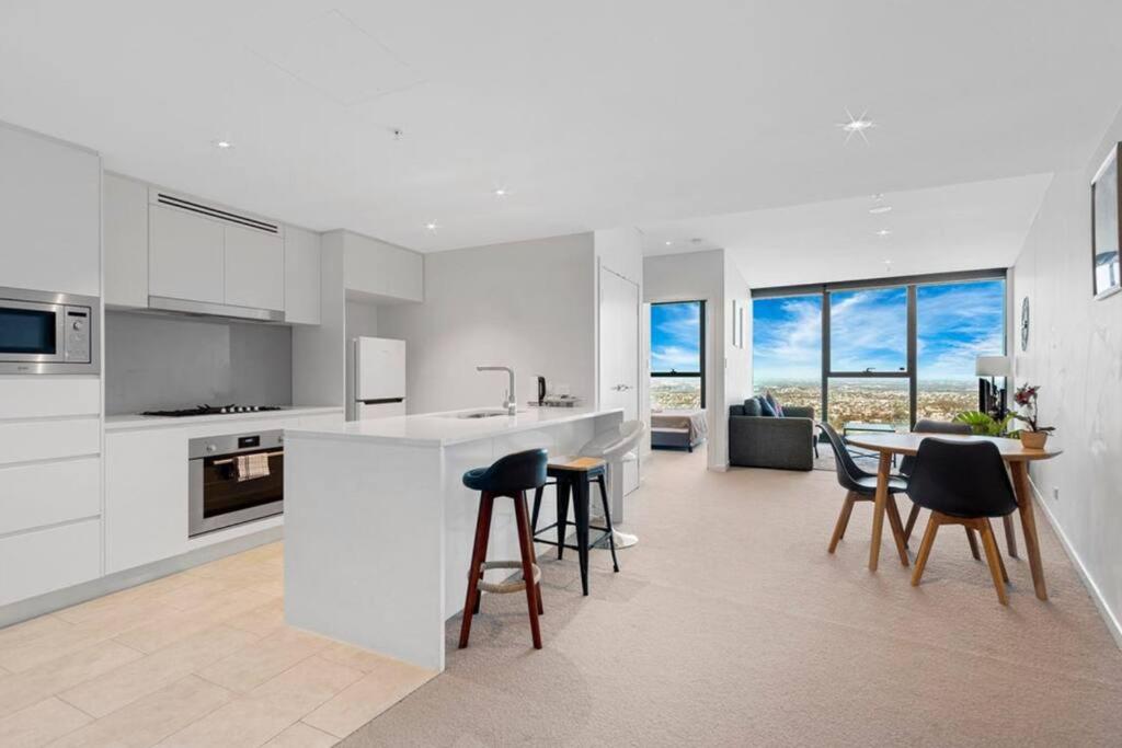 High level riverview 1B1B apt in Centre of CBD - Housity