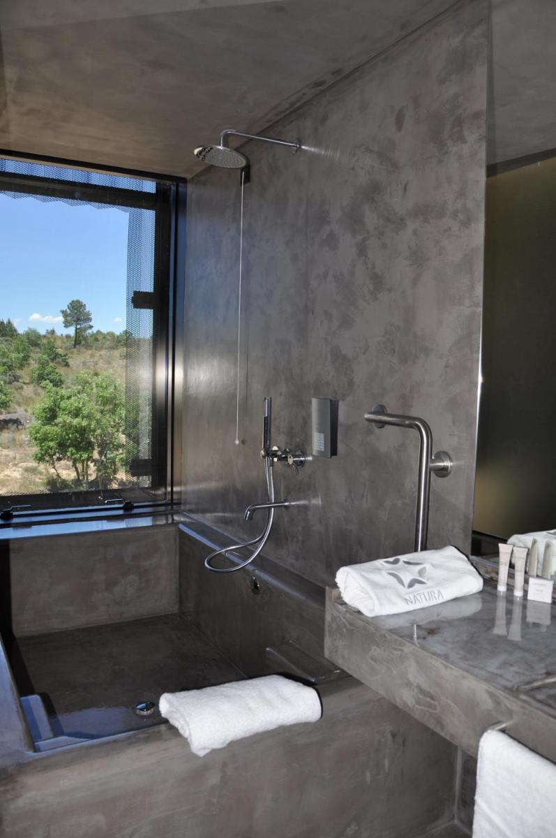 Uma casa de banho em Cró Hotel Rural