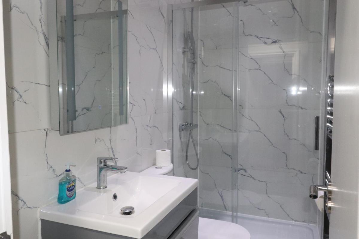Ground Floor 1 Bed Flat Dartford- 1 - Fully Equipped - Fibre Wifi - AIRPORT PICK-DROP AVAILABLE - Housity
