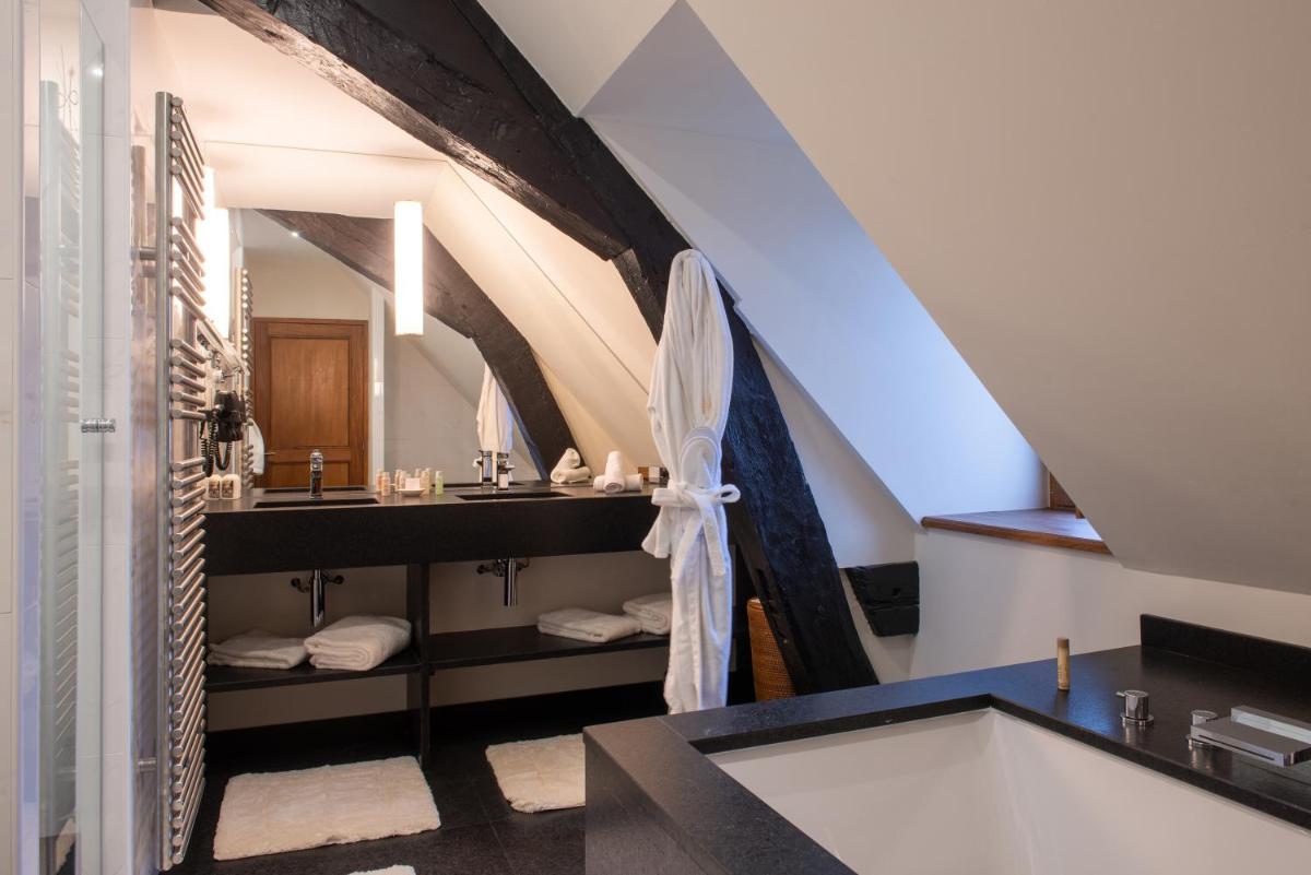 une salle de bains avec un lavabo et un miroir dans l'établissement L'Hôtel, à Beaune 105 autres photos