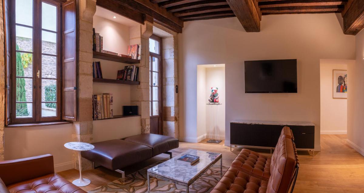 Télévision ou salle de divertissement dans l'établissement L'Hôtel